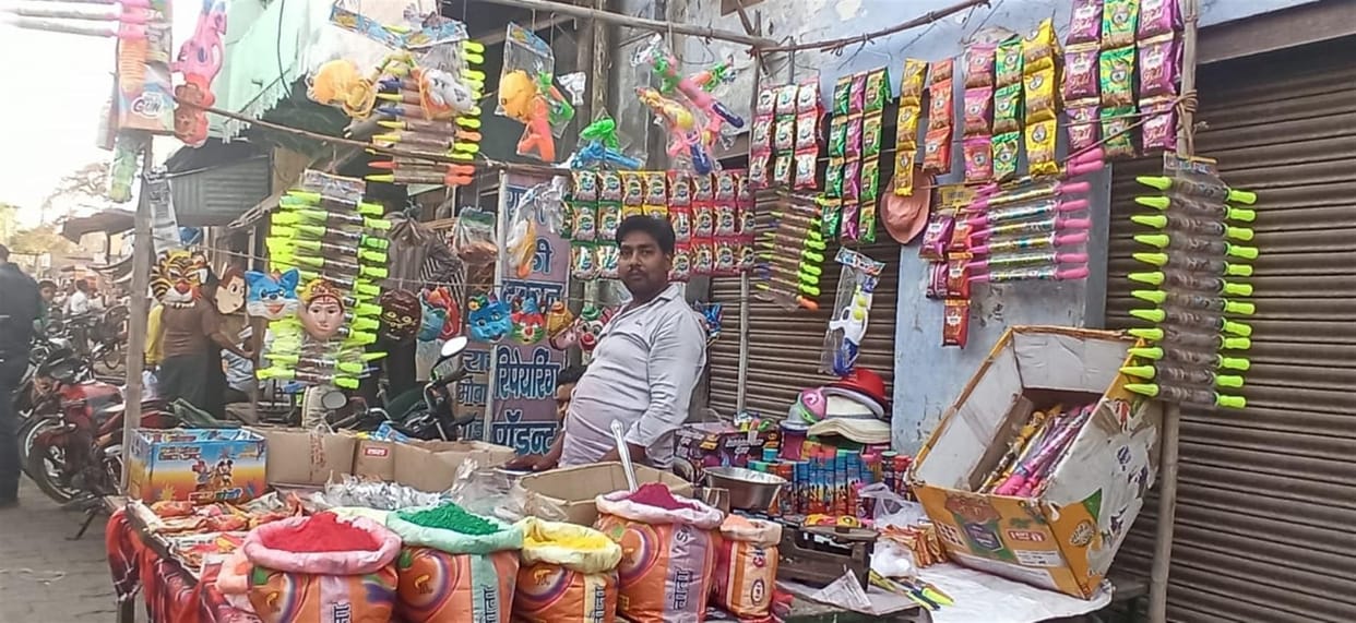 Hathras: Market buzzing for Holi, shoppers bloom