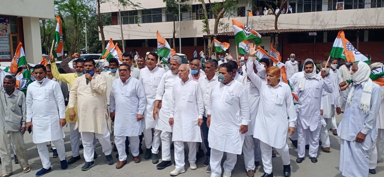 Congress demonstrated against increased prices of petrol and diesel