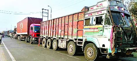 Morang laden truck stuck in mud at railway crossing located at Bhira Road, Lucknow-Dudhwa National Highway jammed for 20 hours