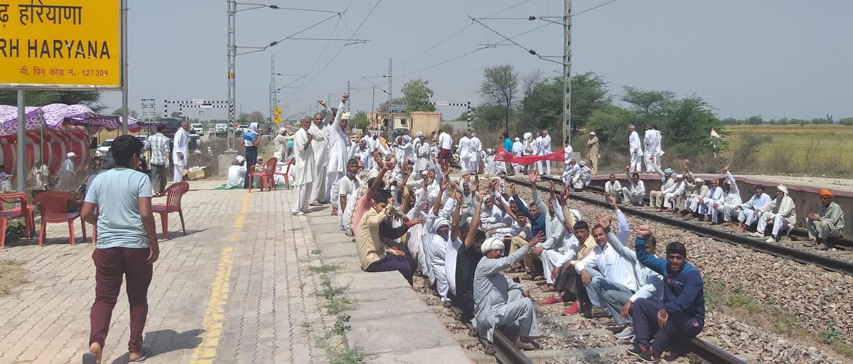 Bharat bandh: Farmers jammed 13 roads including railway tracks, market remained closed