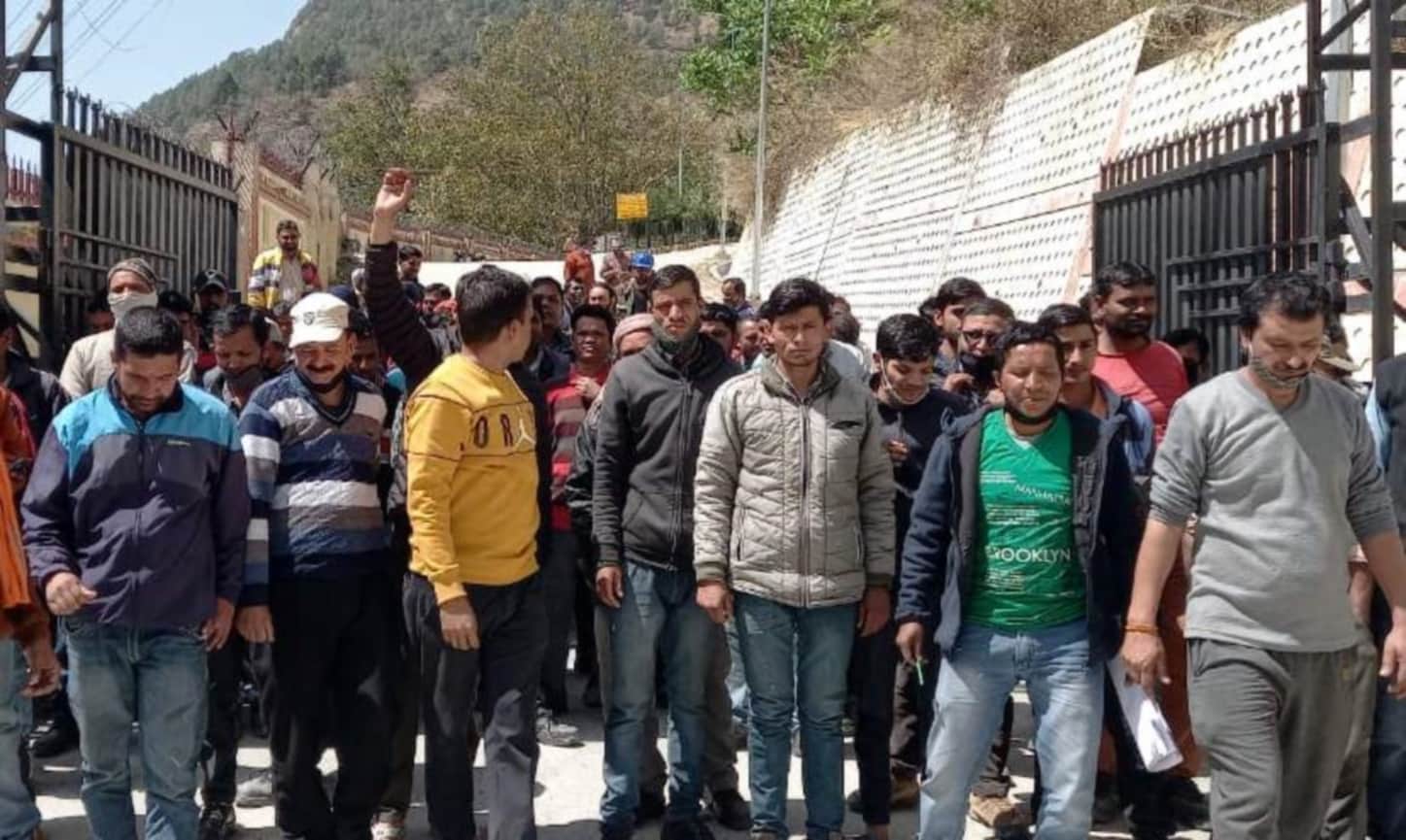 uttarakhand news : CISF jawan pointed revolver on a labour photos