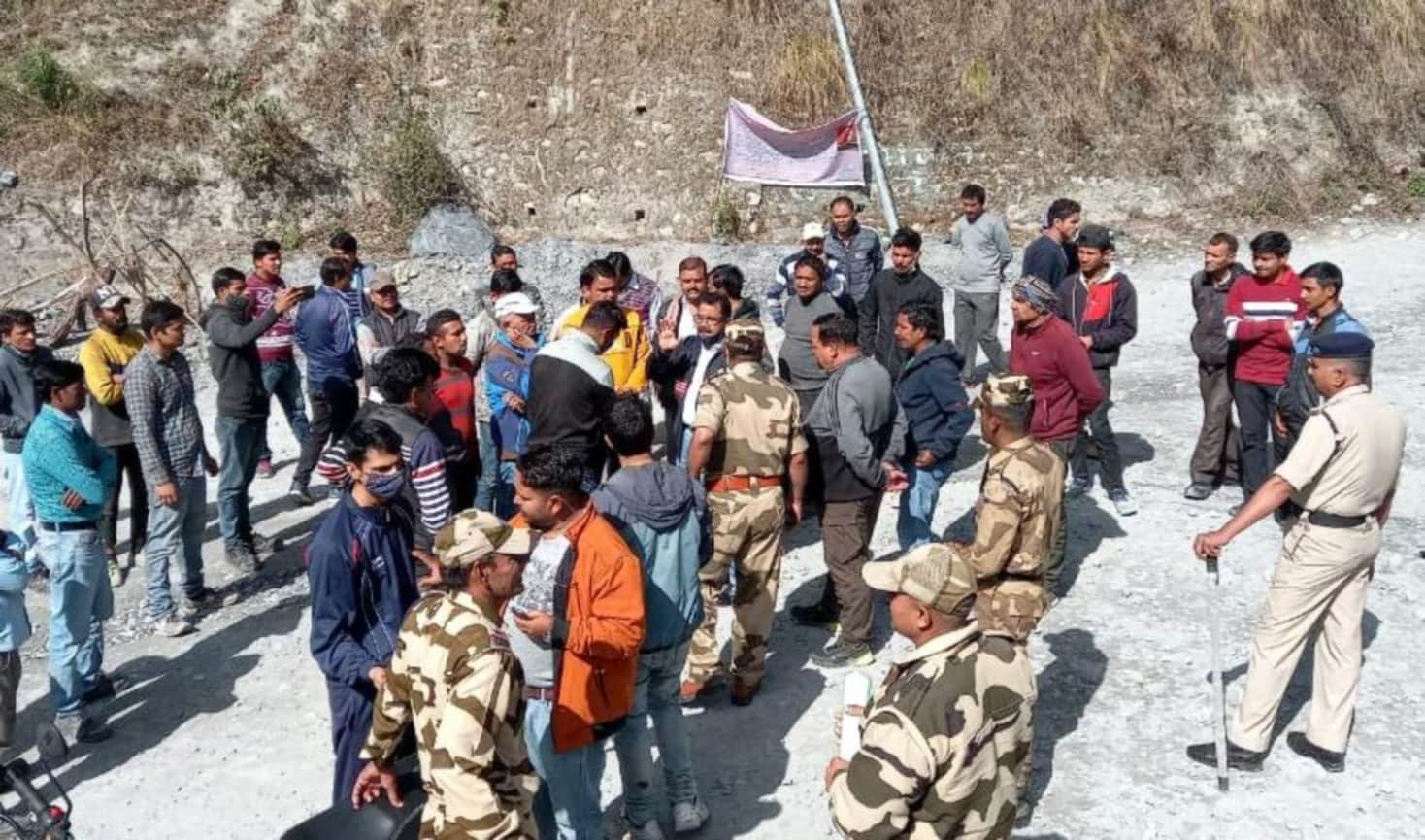 uttarakhand news : CISF jawan pointed revolver on a labour photos