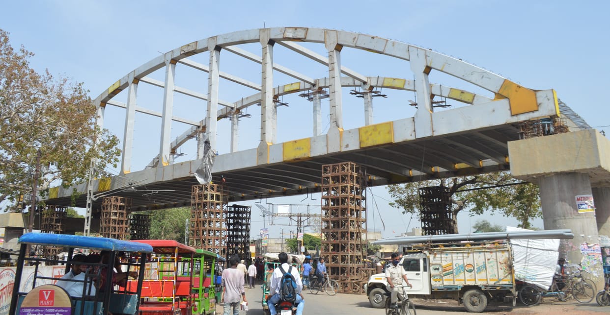 road jam problem in city due to overbridge construction
