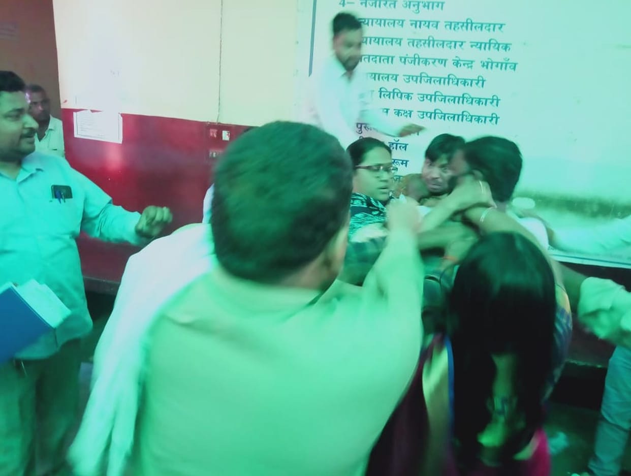 Fight between SP leaders and accountants in Tehsil