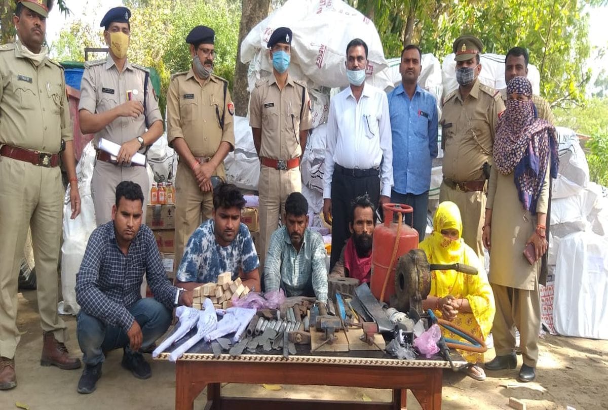 Mainpuri Police Arrests Five Persons With 32 Lakh Illigal Liquor And Arms Before Panchayat Elections
