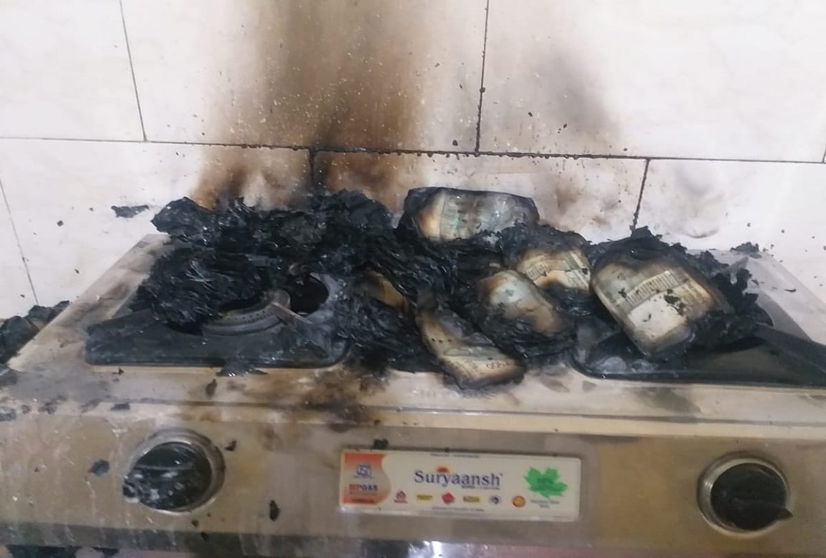 tehsildar and his wife burned 500 notes of 20 lakh rupees in th fear of acb