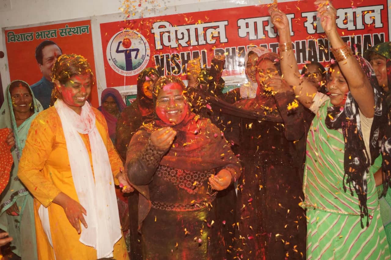 Muslim women celebrate Holi in Varanasi vishal bharat sansthan