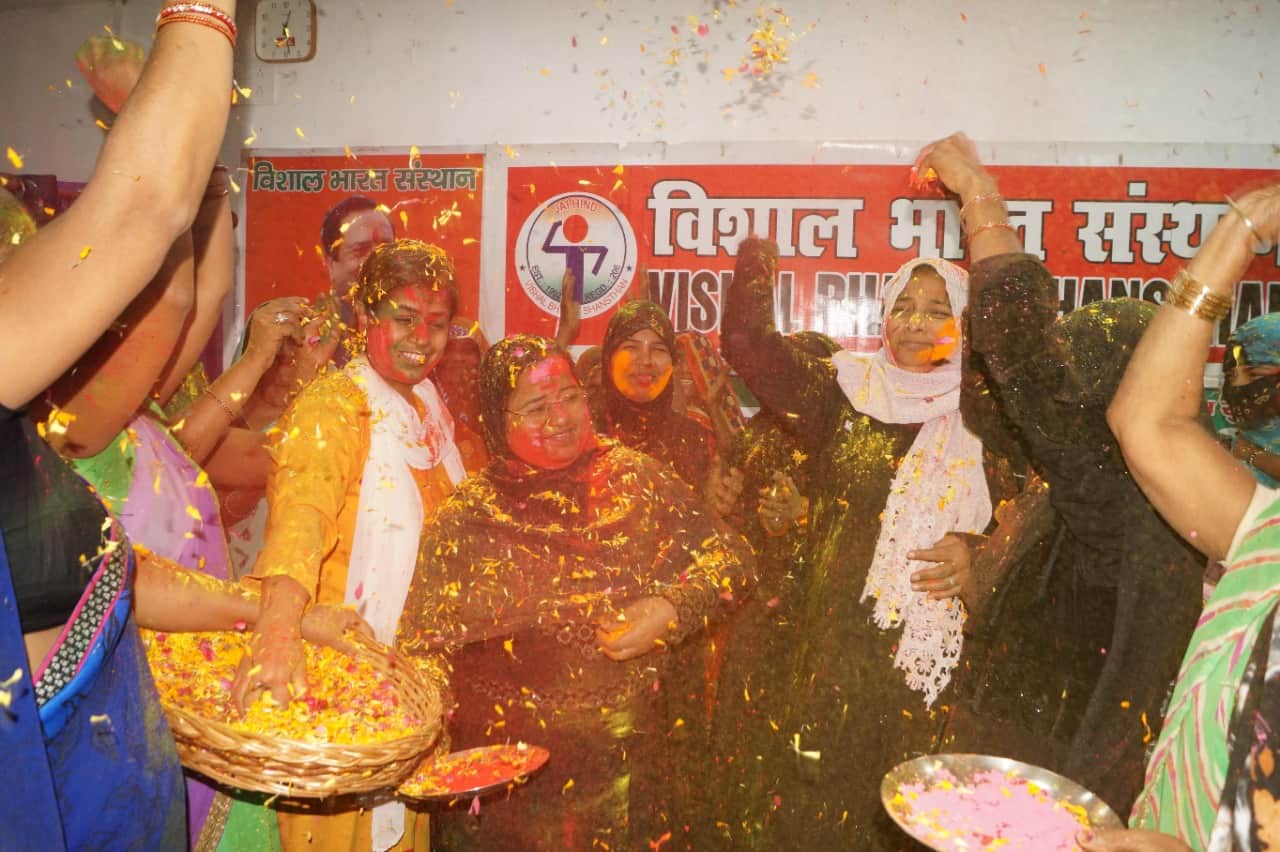 Muslim women celebrate Holi in Varanasi vishal bharat sansthan