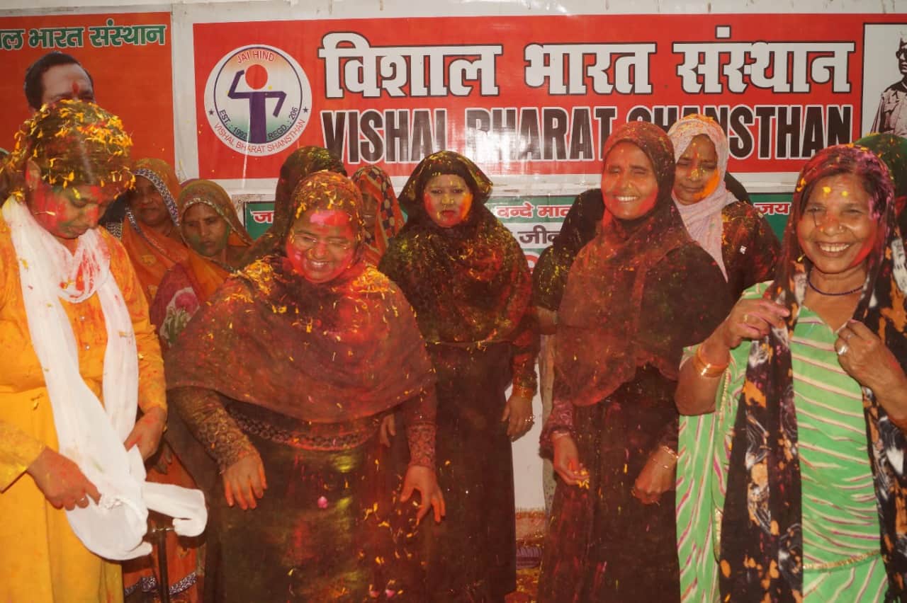 Muslim women celebrate Holi in Varanasi vishal bharat sansthan