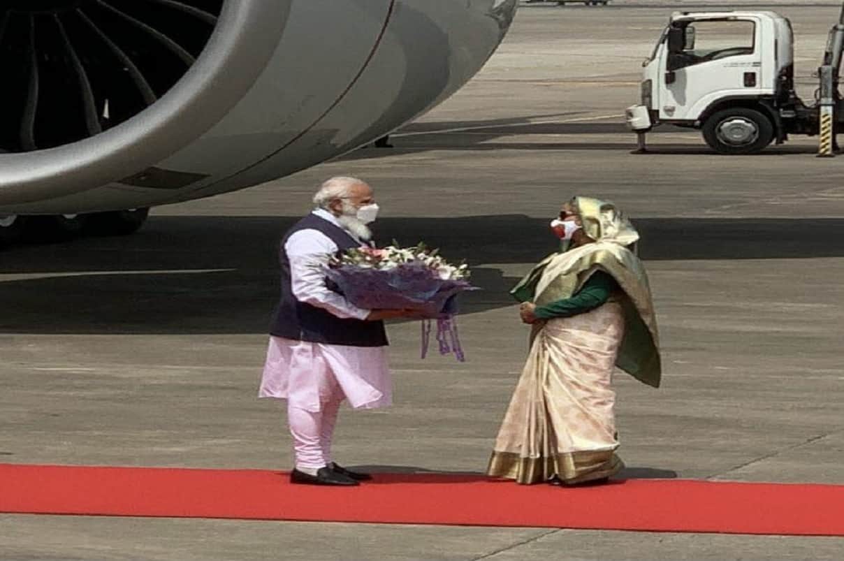 PM Modi visits Bangladesh Sheikh Hasina welcomes the Prime Minister by giving a bouquet of flowers see photos
