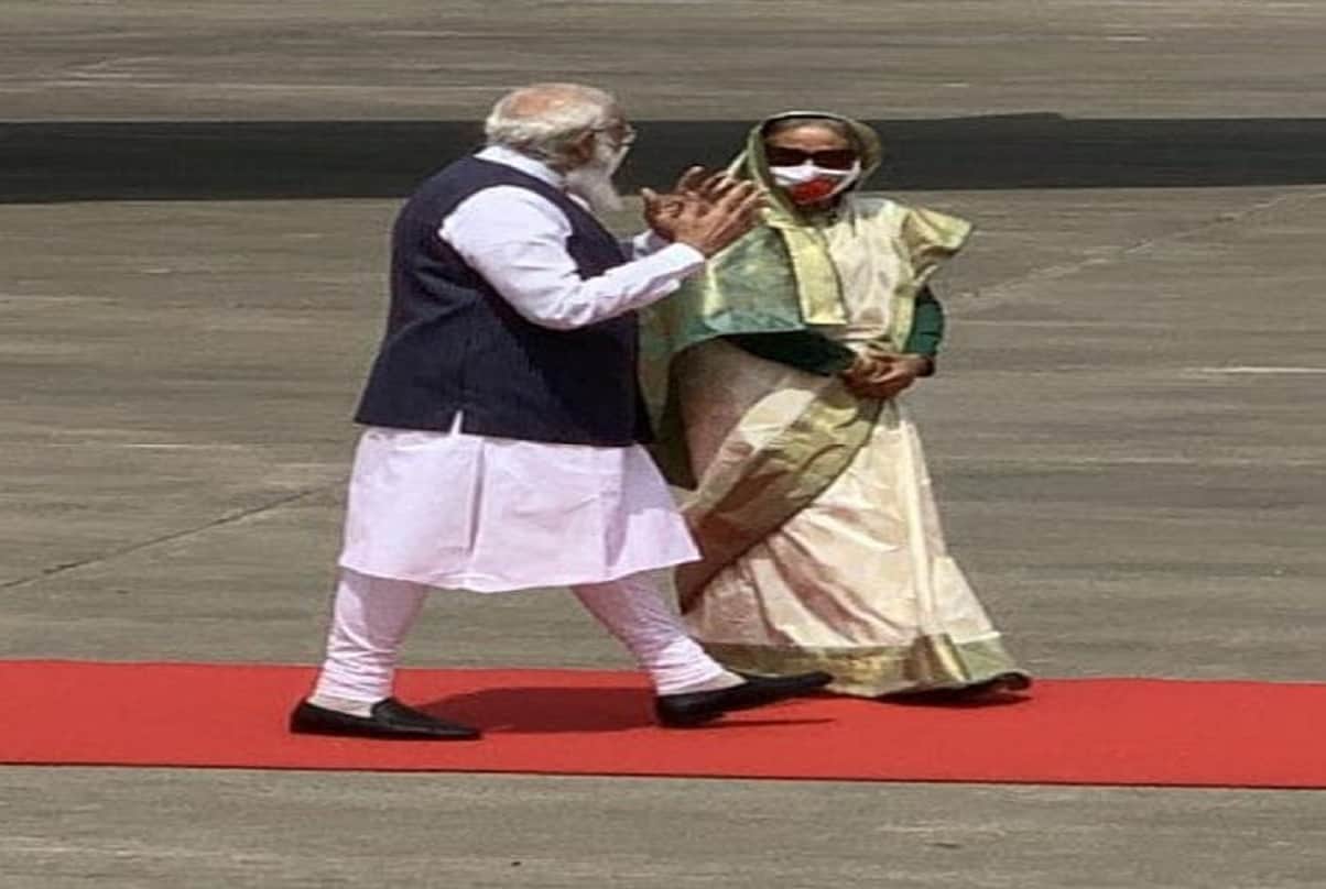 PM Modi visits Bangladesh Sheikh Hasina welcomes the Prime Minister by giving a bouquet of flowers see photos