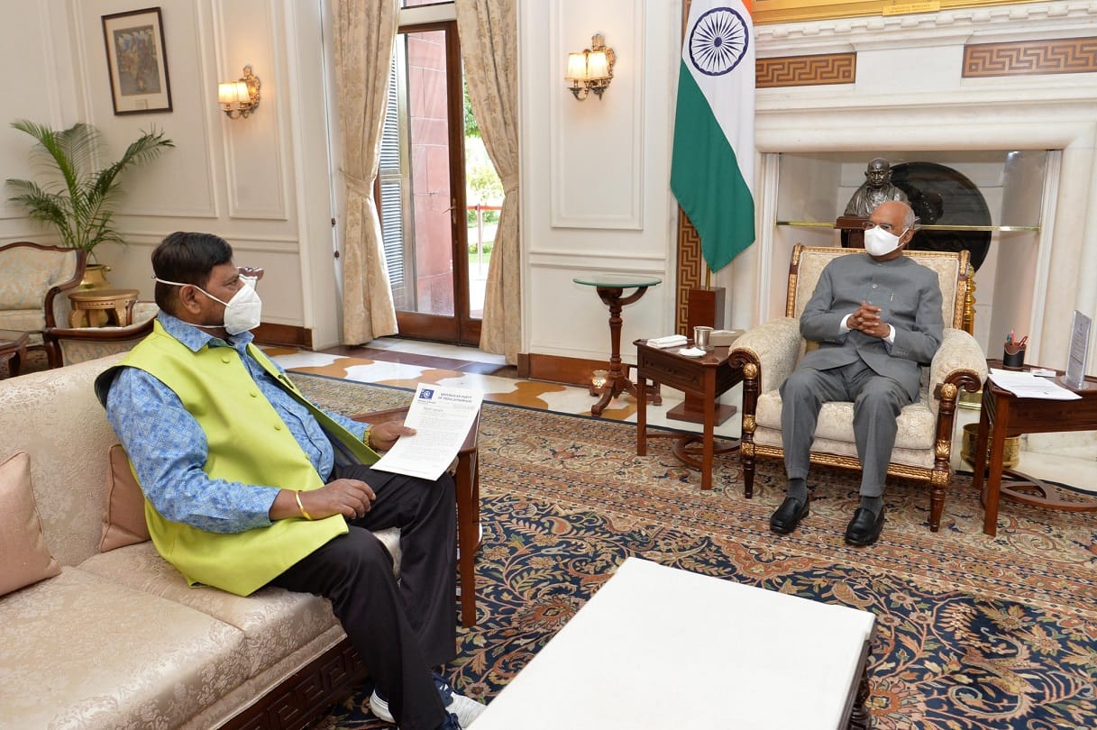 Ramdas Athawale meets President Ramnath Kovind to demand President's rule in Maharashtra