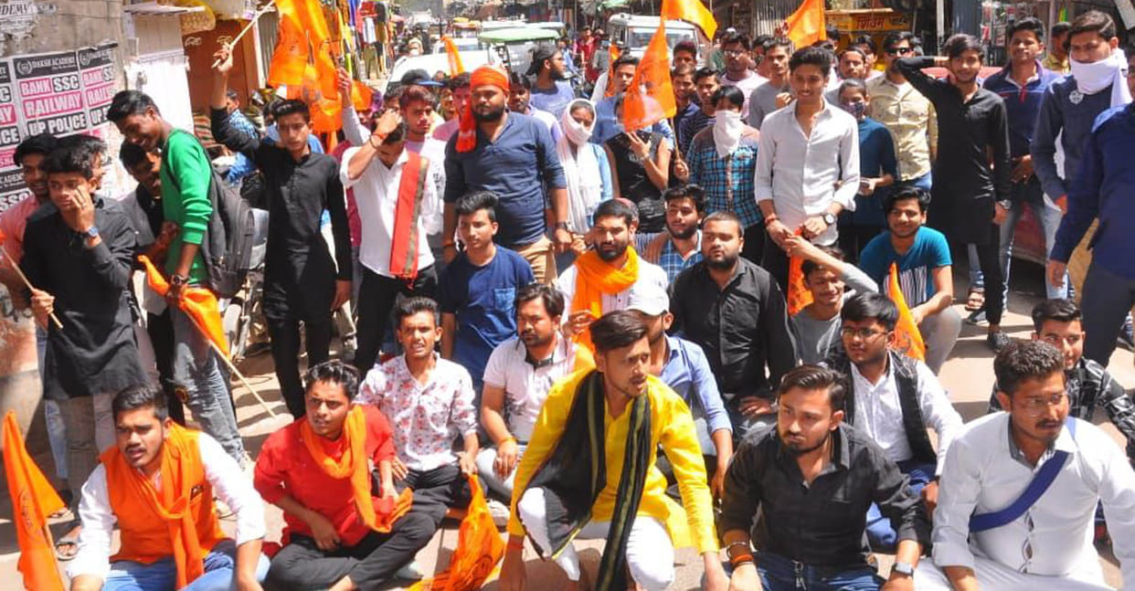 worker,protest,abvp,banda news,ashok lat