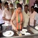 चुनाव प्रचार के दौरान डोसा बनाते हुए भाजपा प्रत्याशी खुशबू सुंदर