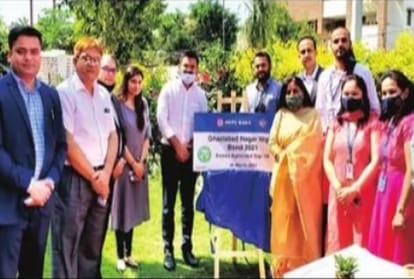बॉन्ड की जानकारी देतीं महापौर आशा शर्मा और नगर आयुक्त महेंद्र सिंह तंवर..