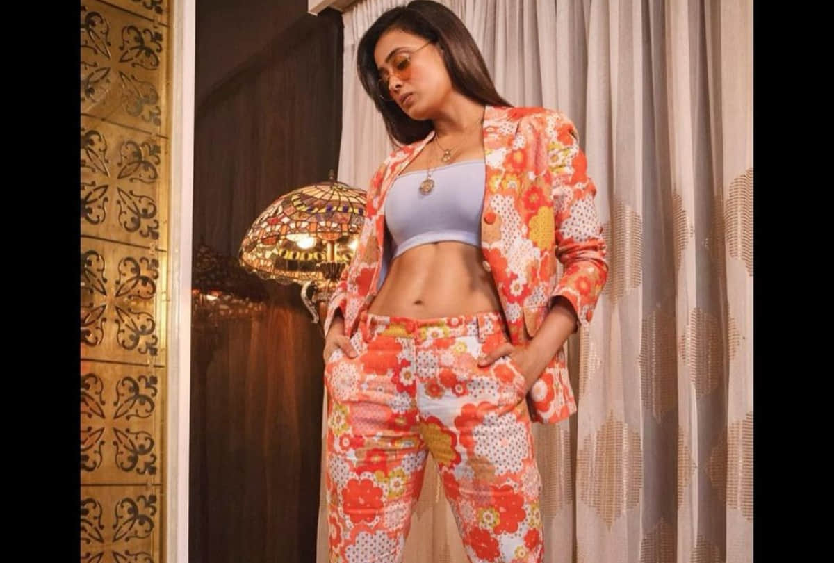 shweta tiwari shows off her toned abs in her latest photoshoot wearing orange co ord set
