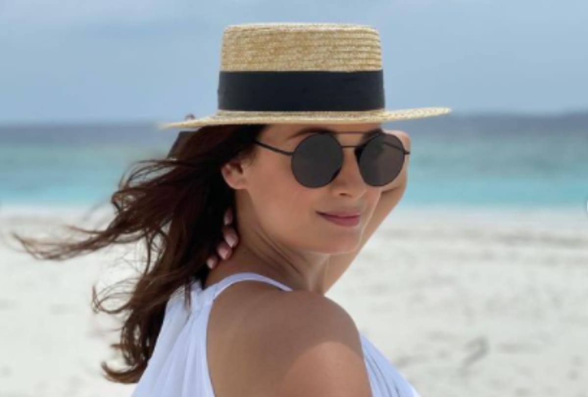 Dia mirza posted a picture with stepdaughter samaira and enjoying