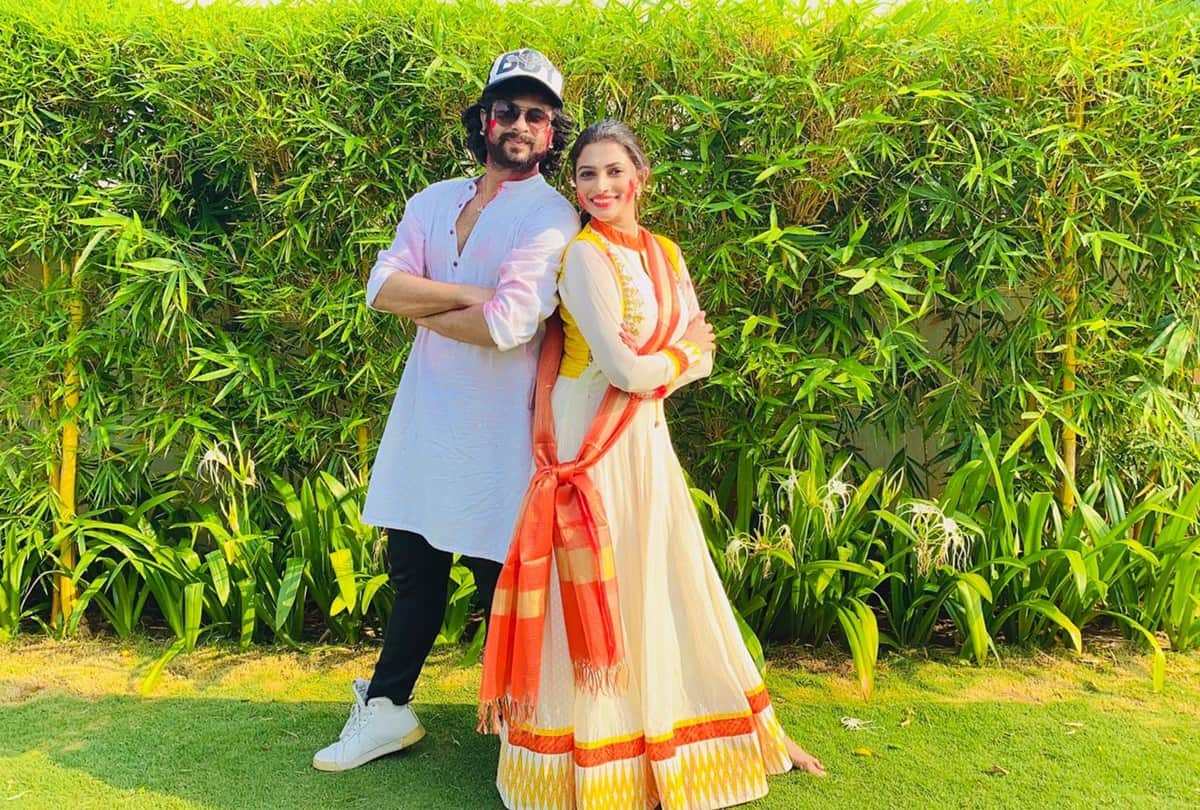 Nayannah mukey and Devesh Mirchandani dance video on mashup track of Holi special songs will win your heart