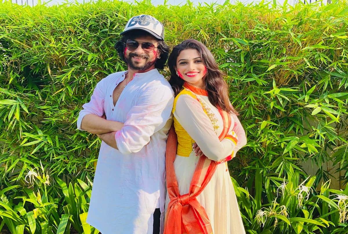 Nayannah mukey and Devesh Mirchandani dance video on mashup track of Holi special songs will win your heart
