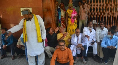 Attempt to scramble with the Vice Chancellor of Kashi Vidyapeeth, employees started protest