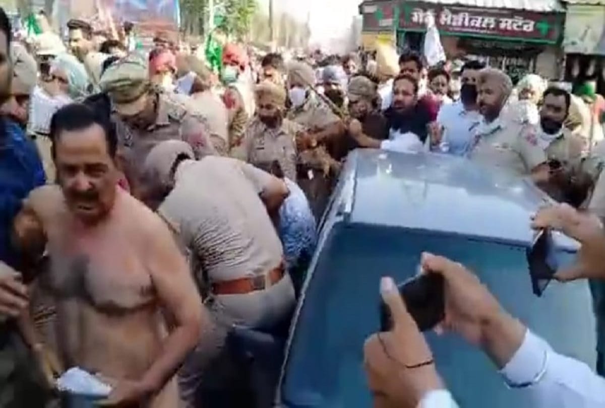 farm laws protesters tear clothes of bjp mla arun narang in muktsar