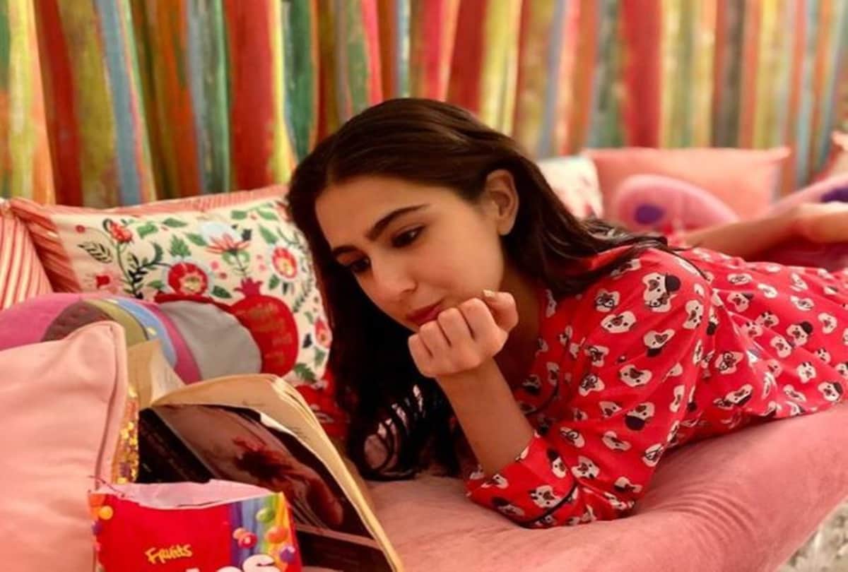 Sara ali khan share latest photo on instagram reading a book and fans are loving the pic