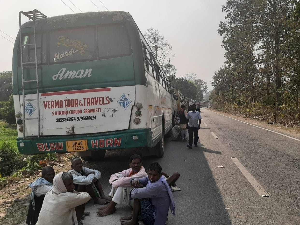 Passengers rage to get seats in roadways buses