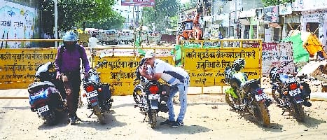 Rambarat is not bothered about Holi, now the corporation's road from Bareilly College is closed
