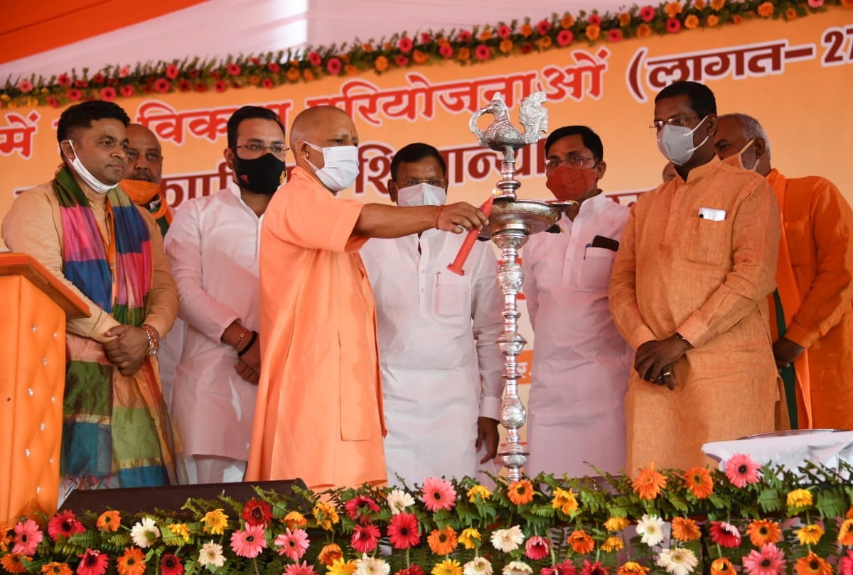 CM Yogi inaugurated and laid foundation stone of development projects in maharajganj