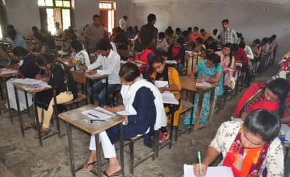 एमडीपीजी कालेज में एलएलबी व बीएड की परीक्षा देते छात्र छात्राएं।