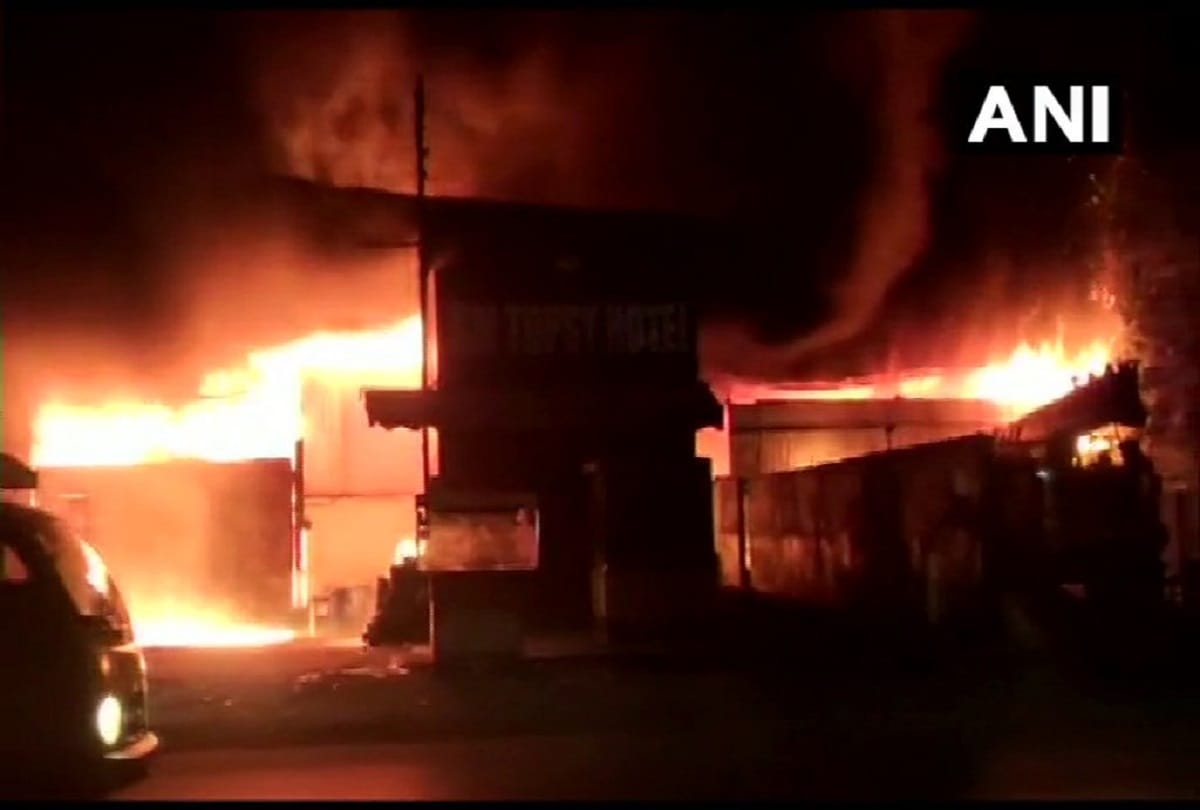 Hyderabad news Fire broke out at a godown and six shops in Bahadurpura area No casualties reported
