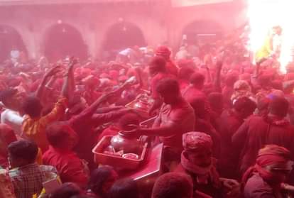 बांकेबिहारी मंदिर में होली खेलते भक्त