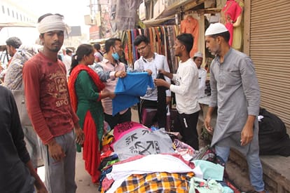 Corona infection is increasing in Varanasi crowd of customers in the market social distancing not followed