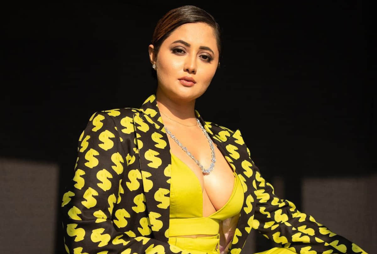 rashmi desai new photoshoot in deep neckline with bold look set fire on internet