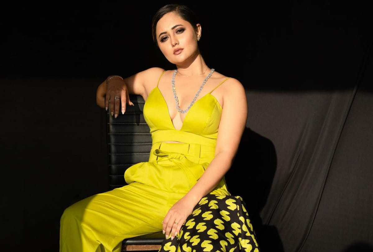 rashmi desai new photoshoot in deep neckline with bold look set fire on internet