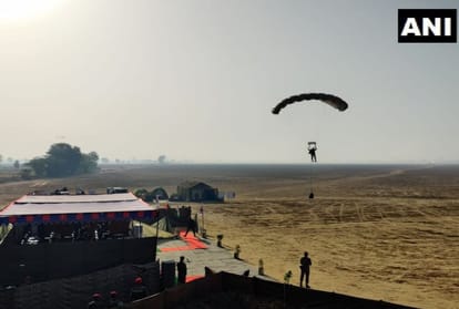 Indian Troops Display Para Dropping Before South Korea's Minister Of National Defence