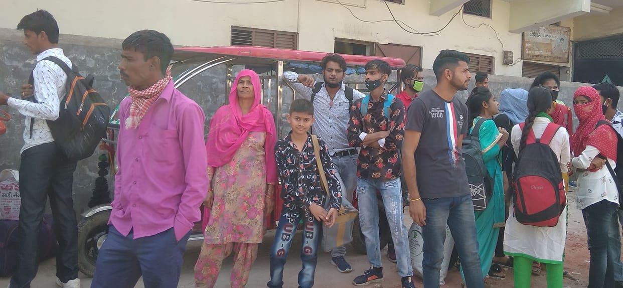 Holiday of Holi declared, crowds of people gathered in buses
