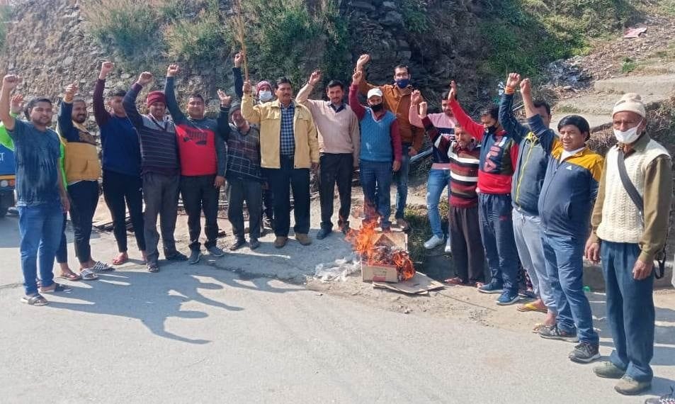 People annoyed by communication service burnt effigy of BSNL