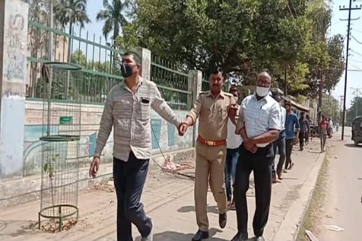 Constable arrested for taking bribe to get grant to victim in Azamgarh