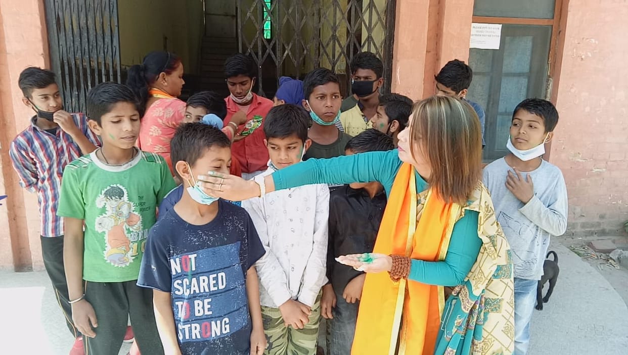 Shiv Sena women's unit organized Holi at Bal Ashram
