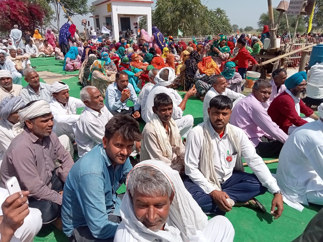 Farmers blocked railway tracks at four places, roads blocked at 38 places