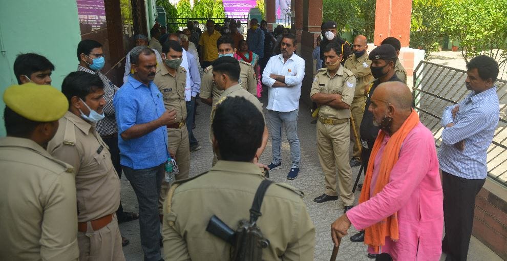 Attempt to scramble with the Vice Chancellor of Kashi Vidyapeeth, employees started protest