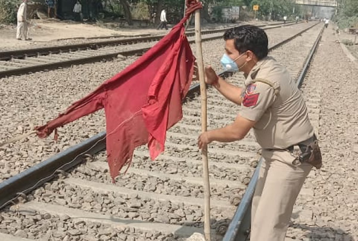 Activeness of Mangolpuri police and awareness of a local man leads to avoid a major railway accident 