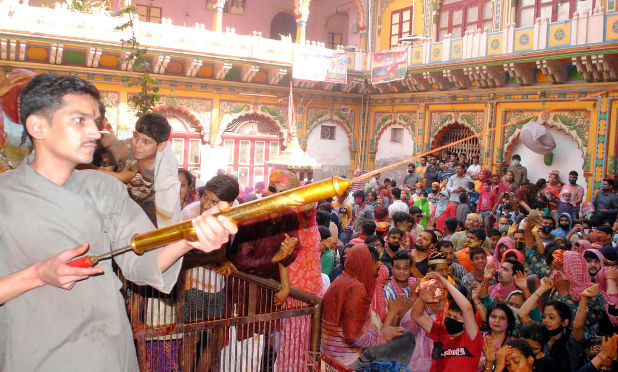 Mathura: Devotees enjoying Rasiya singing at Dwarkadhish Temple