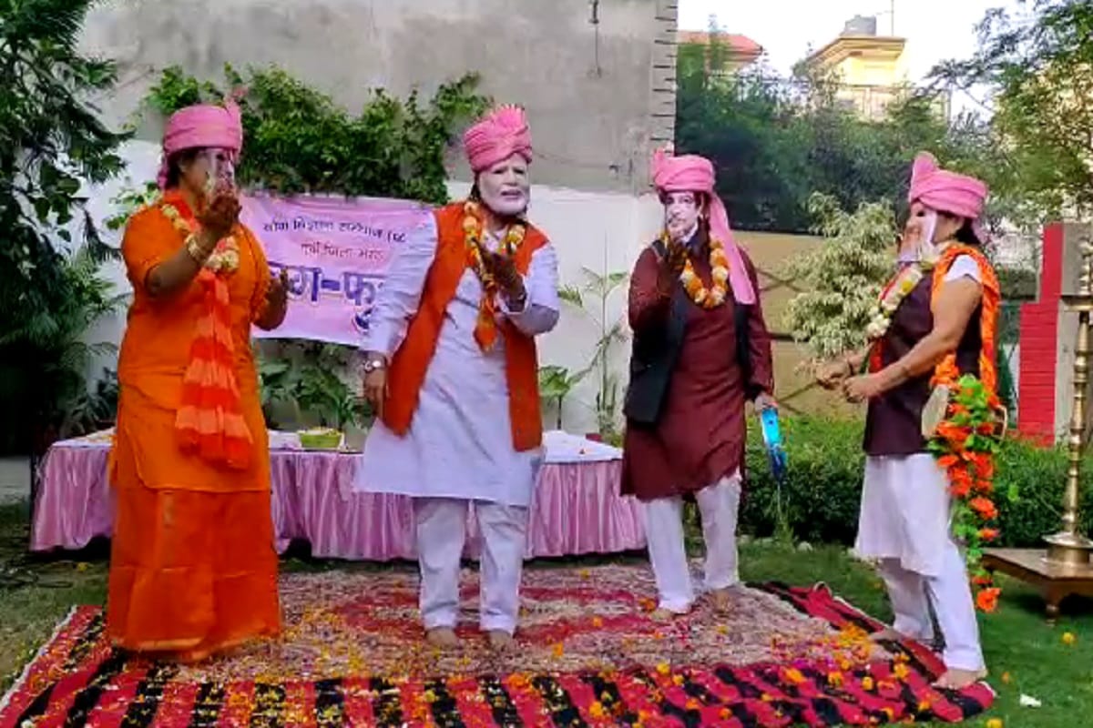 Holi celebration with flowers by putting on masks of Modi and Yogi and Amit Shah in Meerut