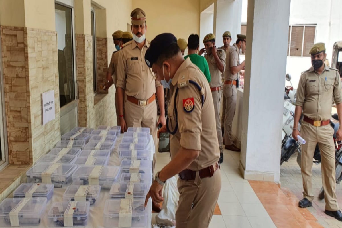 UP Crime News: illegal arms factory has been busted and six people arrested during the raid of STF in Meerut