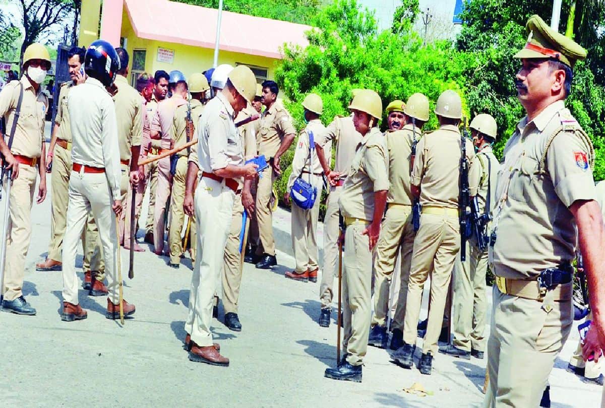 two policemen suspended after rss workers and police clash in mathura