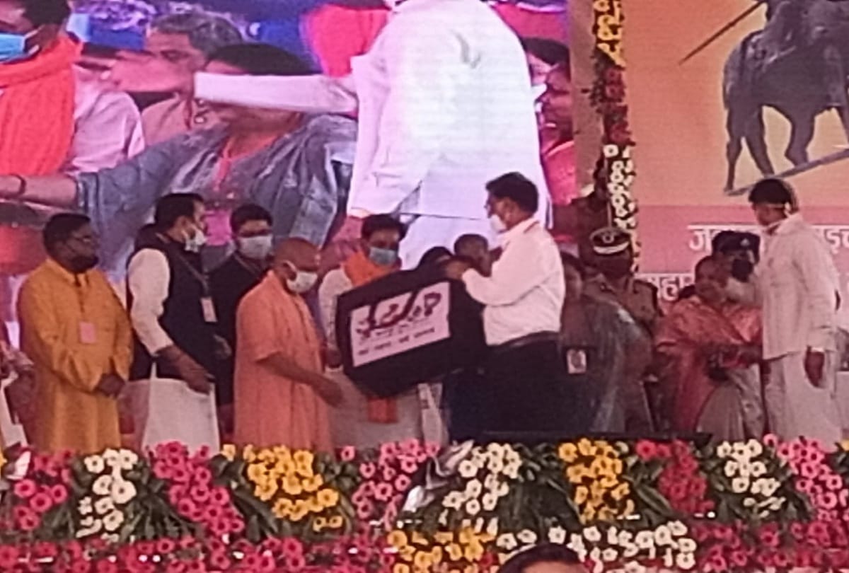 Chief Minister Yogi Adityanath unveiled statue of Veer Shiromani Maharana Pratap