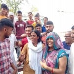 पंचायत के फैसले के बाद खुशी जाहिर करतीं कल्पना (साड़ी में)