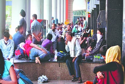 Delhi News : covid rules crushed for going back to home on holi